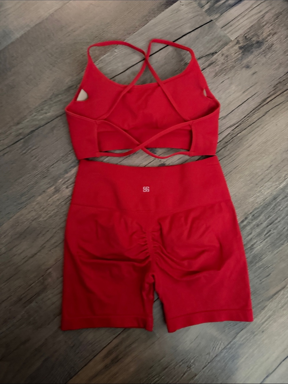 Red Seamless Sports Bra & High-Waist Bike Shorts Set - Picture 2 of 2